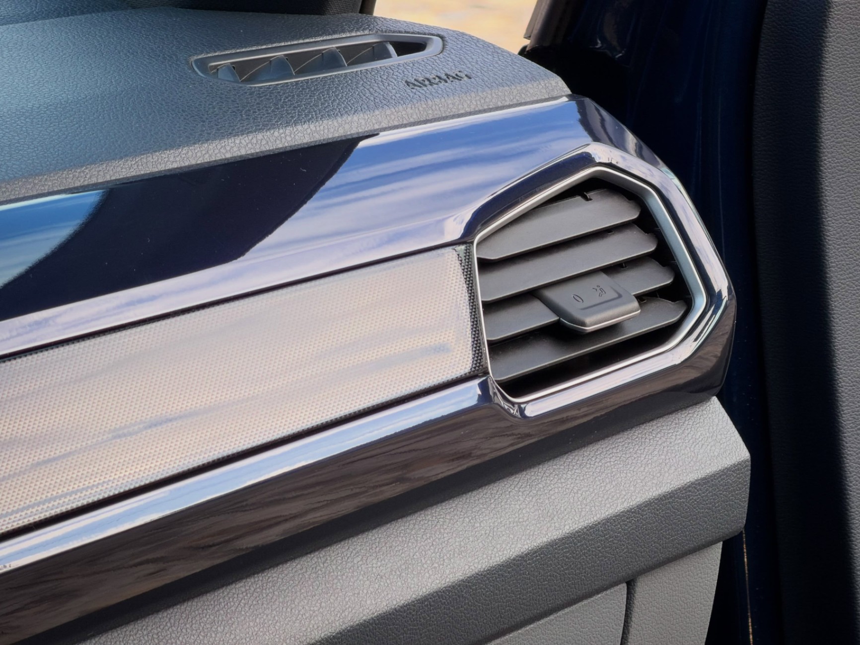 VW - VolksWagen T-Cross - Miniatura 2