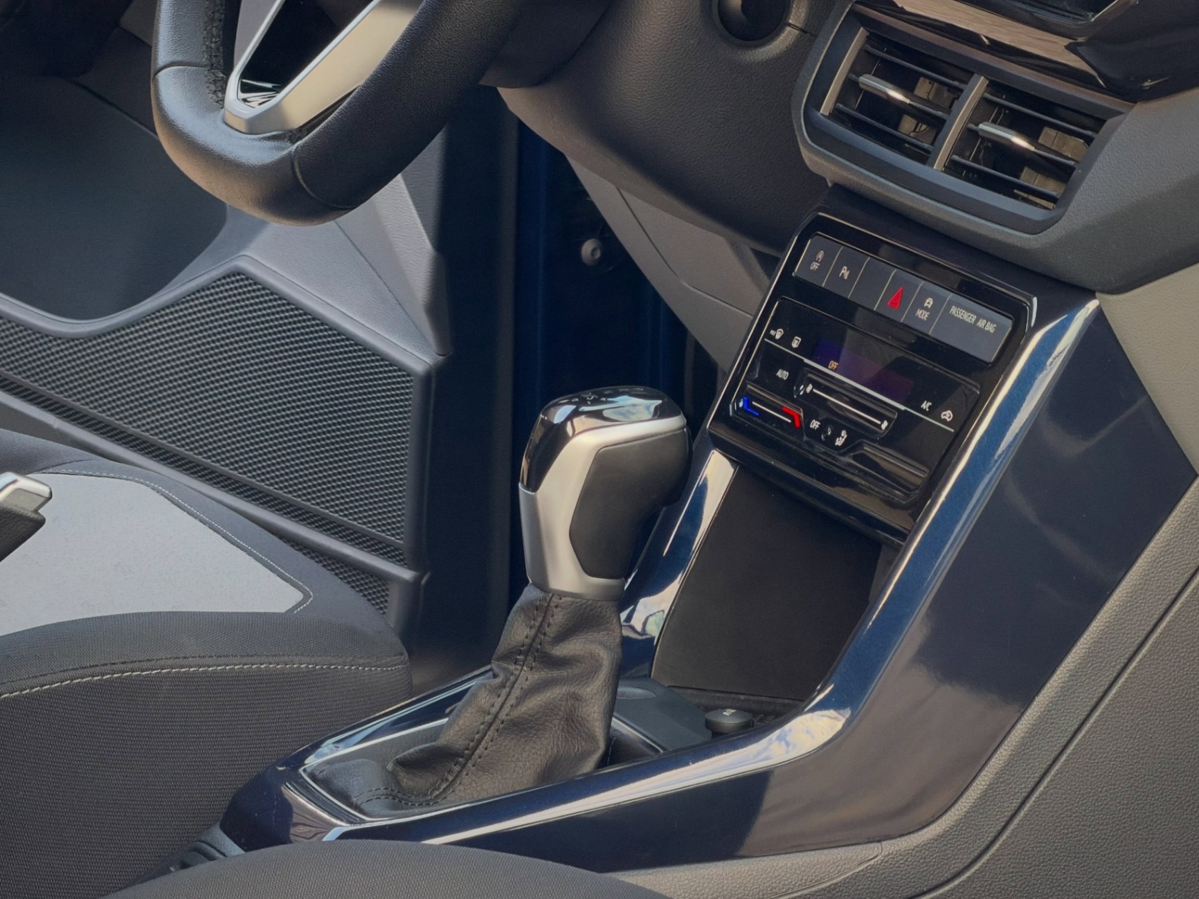 VW - VolksWagen T-Cross - Miniatura 4